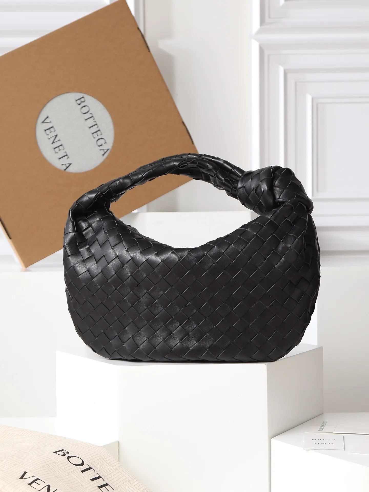 1100. 🌟𝐁𝐨𝐭𝐭𝐞𝐠𝐚 𝐕𝐞𝐧𝐞𝐭𝐚 ——— jodie (medium size) The medium size is very attractive in real life. It is firm and sturdy in the hand. The first impression is that it is particularly durable👍 You can see the well-designed knot on the handle. When carrying it on the shoulder, pay attention to the knot being placed directly under the hand. In this way, it can not only fix the position of the handbag, but also prevent the handbag from slipping due to long walks. It can easily accommodate a variety of cosmetics. In one word, it is "very easy to hold". Style number: 690225 Size: 36✖️21✖️13
